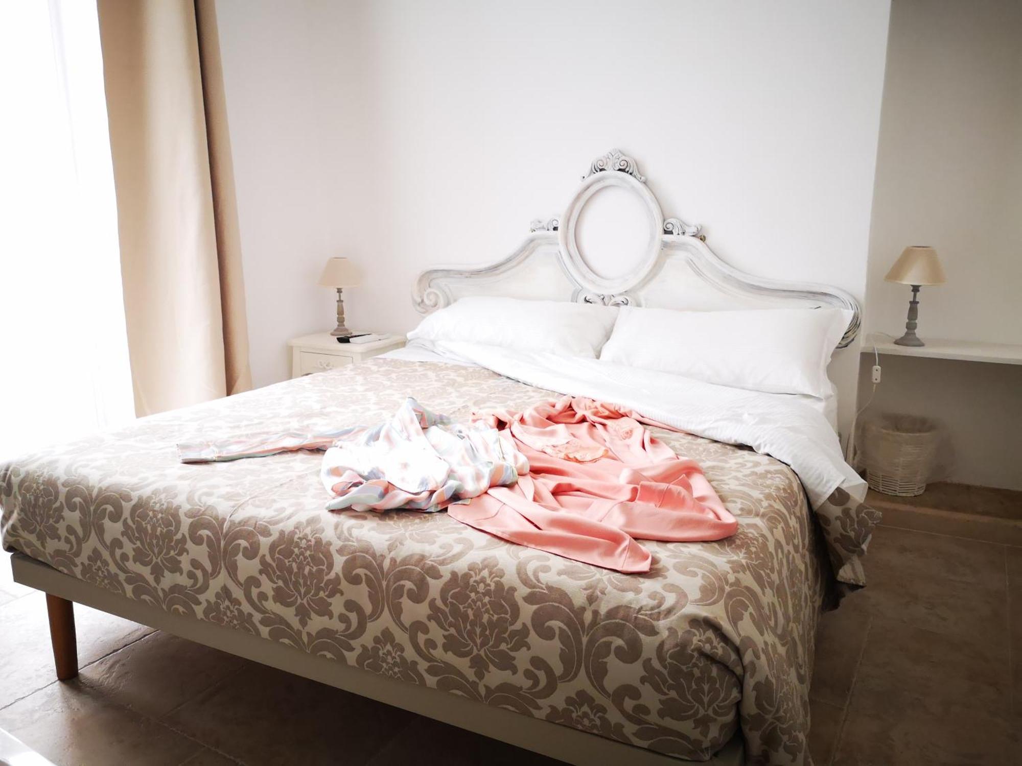 Corte Pietrantica - Charming Rooms & Suites جيوفيناتسو الغرفة الصورة